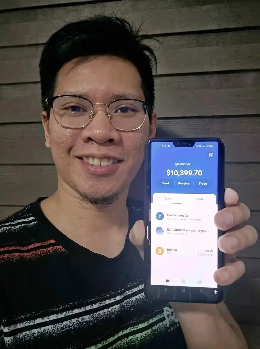 Alumni menunjukkan hasil pada ponselnya